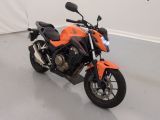 une photo d'une moto garée dans un garage