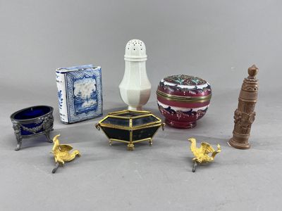un grand nombre d'objets différents posés sur la table