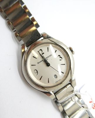 une image d'un gros plan d'une montre-bracelet sur une surface blanche