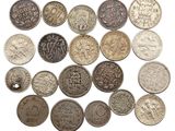 une image représentant un tas de vieilles pièces de monnaie posées sur une surface blanche