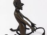 une image représentant une statue en bronze d'un singe assis sur ses pattes arrière