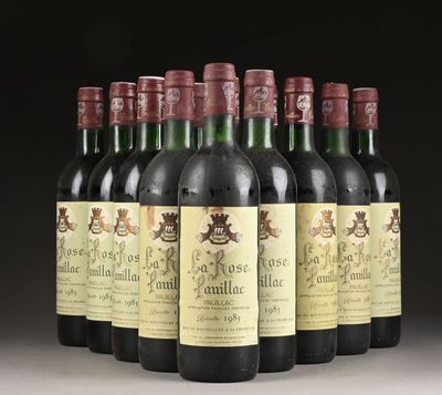 six bouteilles de vin sont alignées dans une rangée