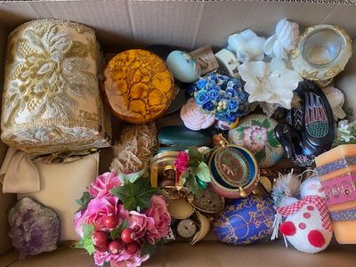 une boîte en carton remplie d'articles divers, notamment des chaussures, des sacs à main et d'autres objets
