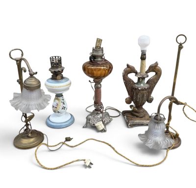 many different types of lamps that are on the table
