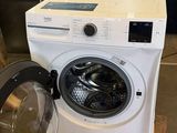 une machine à laver posée sur une palette dans un entrepôt