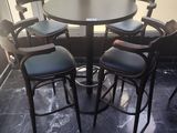 une table entourée de quatre chaises dans une pièce