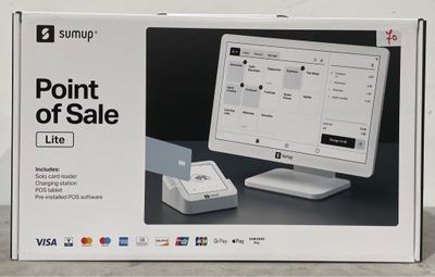 le boîtier de l'ordinateur est posé sur la table
