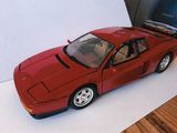 une petite voiture rouge posée sur une table
