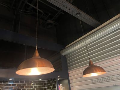 deux lampes suspendues au plafond d'un restaurant