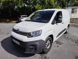 la camionnette blanche est garée sur le parking à côté des arbres
