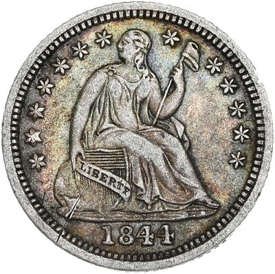 une pièce d'argent sur laquelle est représentée une femme assise