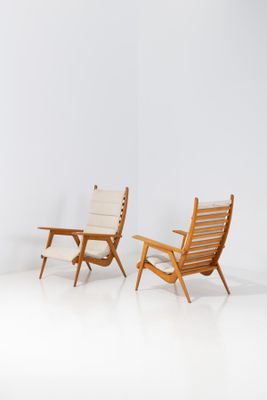 deux chaises et une table dans une pièce blanche aux murs blancs
