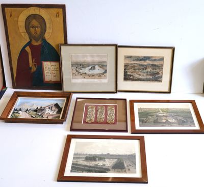 de nombreuses images encadrées de Jésus et d'autres objets religieux