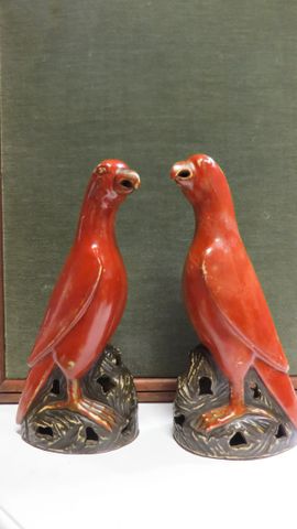 CHINE : Paire de porte bâton d’encens « perruches sur rochers », ...