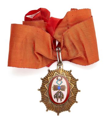 un ruban orange auquel est accrochée une médaille d'or