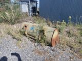 un tonneau rouillé posé sur le bord de la route