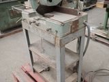 une machine posée sur une palette dans un entrepôt