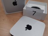 une caisse de pommes posée sur une table en bois, à côté d'un ordinateur Apple