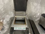 une machine posée sur le comptoir d'une cuisine