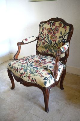 a chair that is sitting in the corner of a room