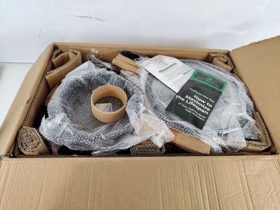 une boîte en carton contenant une paire de ciseaux et du ruban adhésif