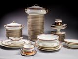 beaucoup d'assiettes, de tasses et de soucoupes sur la table