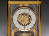 une horloge en or exposée dans une vitrine