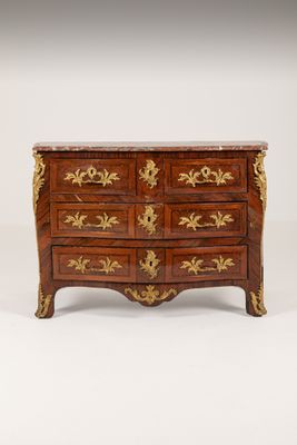 Commode à façade galbée en bois de placage ouvrant par quatr…