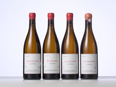 trois bouteilles de vin sont alignées sur une table