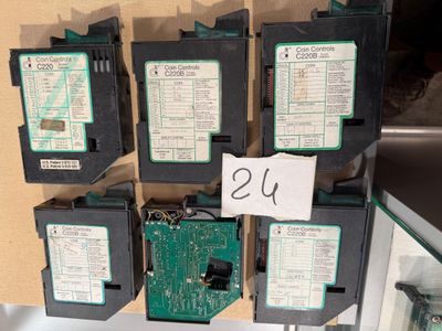 de nombreux composants électroniques exposés dans un magasin