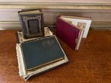 trois livres posés sur une table l'un à côté de l'autre
