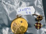 une petite montre de poche en or dans un sachet en plastique
