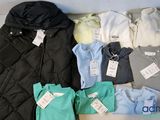un tas de vêtements posés sur une table
