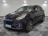 la voiture noire est garée sur un sol en damier dans le garage