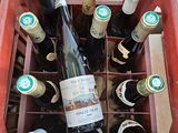 plusieurs bouteilles de vin dans une boîte rouge