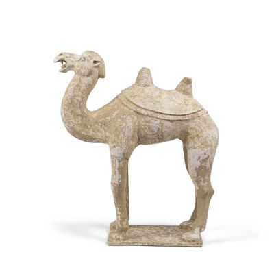 une vieille statue représentant un chameau avec une selle sur le dos