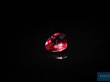 un diamant rouge dans l'obscurité