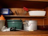 une étagère en bois sur laquelle sont posés divers ustensiles de cuisine