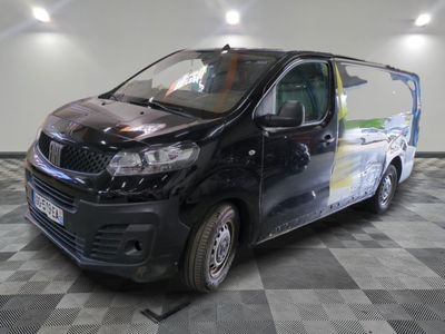 la photo d'une camionnette noire garée sur un sol en damier