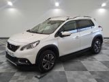 la voiture blanche est garée dans la pièce au sol en damier