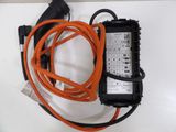 un gros plan d'un cordon orange relié à un bloc d'alimentation