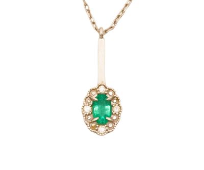 un pendentif en émeraude et diamants monté sur une chaîne en or