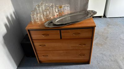 une commode en bois surmontée d'un plateau