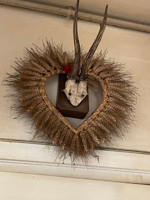une couronne en forme de cœur ornée d'une tête de cerf