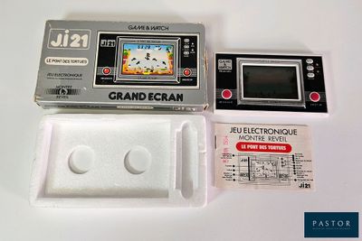 une petite console de jeux avec un jeu à l'écran