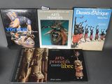 plusieurs livres exposés sur une table devant un fond noir