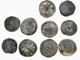 Six pièces d'argent de formes et de tailles différentes sont représentées sur une surface blanche.