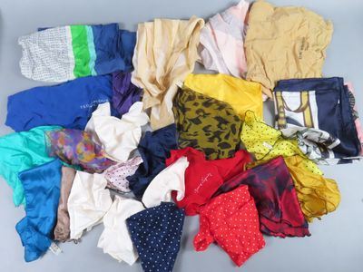 une pile de vêtements posée sur une table