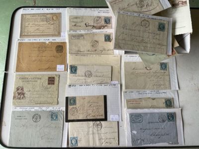 une valise remplie de vieilles lettres et de timbres posée sur la table