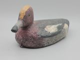 un petit oiseau perché sur une table